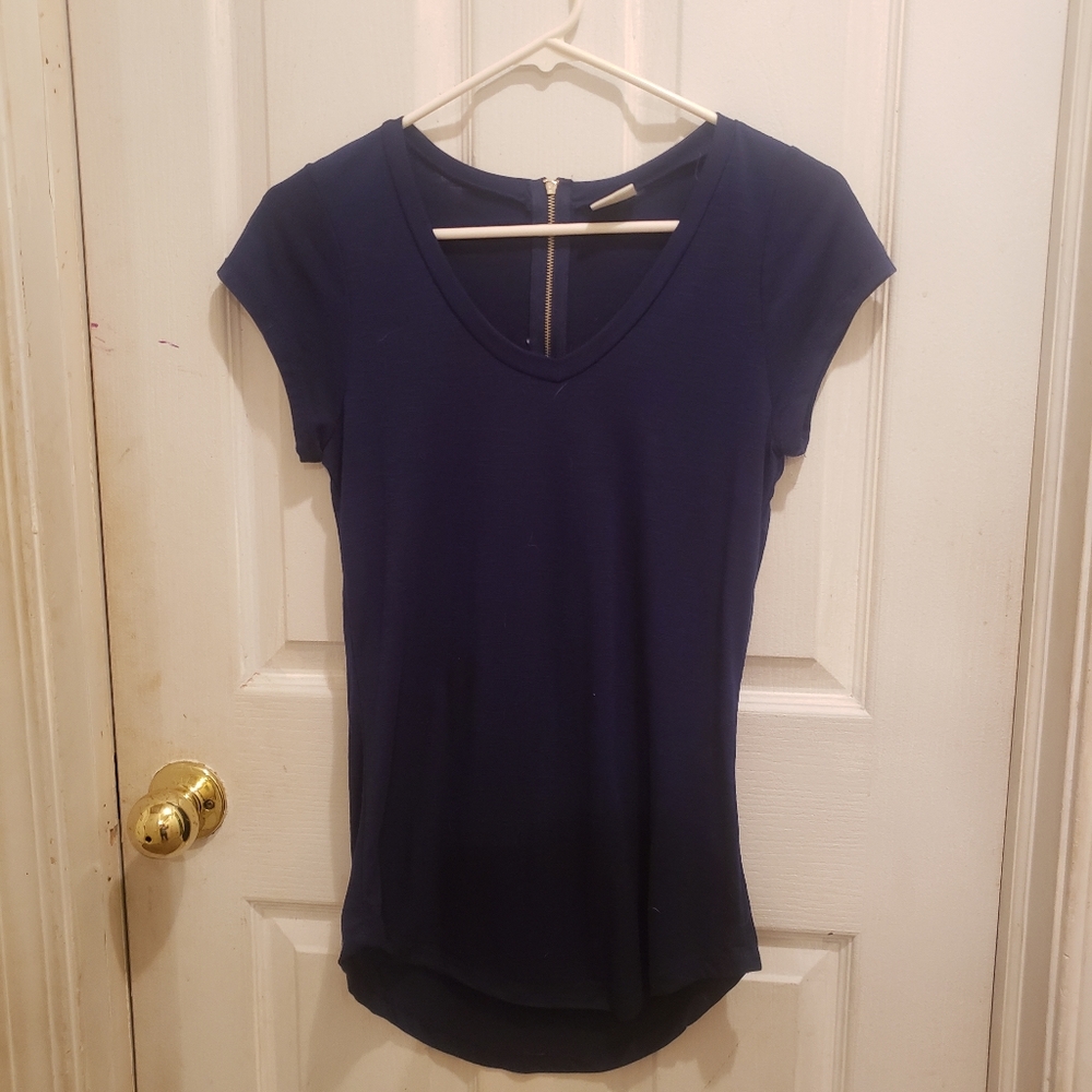 Tshirt with a 3/4 zip up on the back
